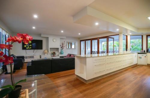 Surfers Paradise House | The Palm - Best Location in Surfers Paradise