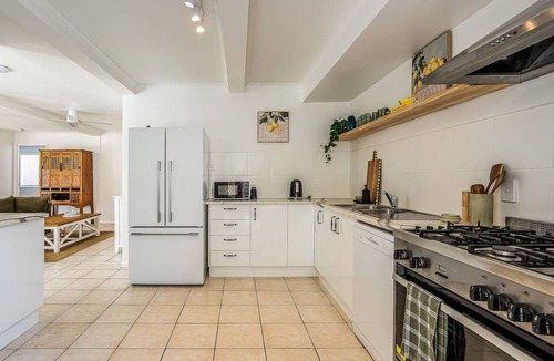 Margate Apartment | The Palms - private yard & parking, 200m to beach