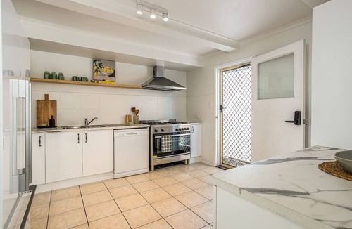 Margate Apartment | The Palms - private yard & parking, 200m to beach