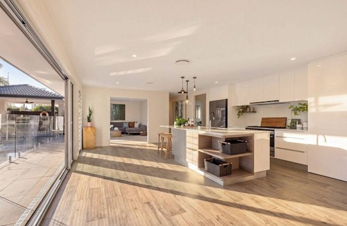 Burleigh Waters House | The perfect family home 400mtrs from Burleigh Beach & 300mtrs from James Street.