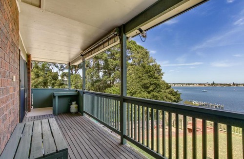Lakes Entrance House | The Point - Spacious Waterfront Escape