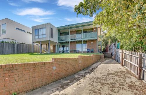 Lakes Entrance House | The Point - Spacious Waterfront Escape