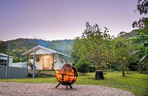 Valdora Apartment | The Poolhaus Retreat- Peaceful private guesthouse