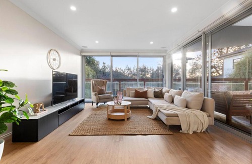 Ashwood House | The Silver Splash Poolside Living in Ashwood