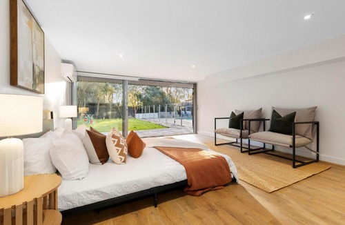 Ashwood House | The Silver Splash Poolside Living in Ashwood