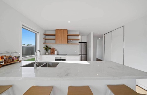 Sorell House | The Spoonbill Retreat | Water Views Family Escape