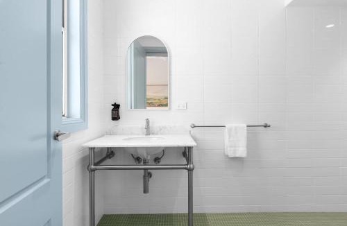Redfern Hotel | The Surrey 4