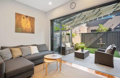 Forest Lodge House | The Terrace on Bridge