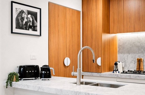 West Melbourne Apartment | The Vinyl Abode | Free Parking + 5-Minute CBD Walk