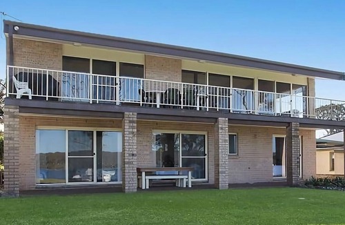 Gwandalan House | The Waterfront - Close to shops, club, boat ramp!