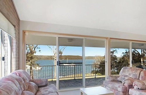 Gwandalan House | The Waterfront - Close to shops, club, boat ramp!
