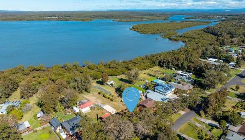 Culburra Beach House | The Waters Edge - Pet Friendly with Fire Pit