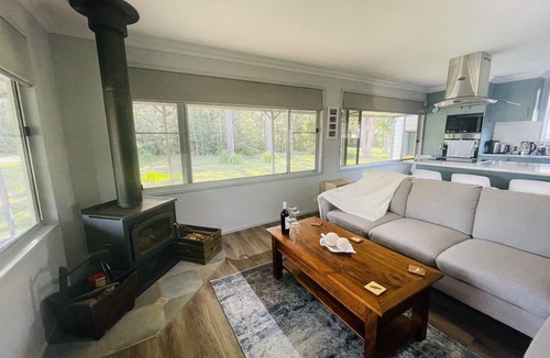 Erowal Bay House | The Wildlife Shack - 4 mins to Hyams Beach!