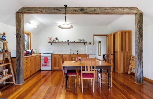 Kettering Apartment | The Wine Loft Family Stay at Herons Rise Vineyard