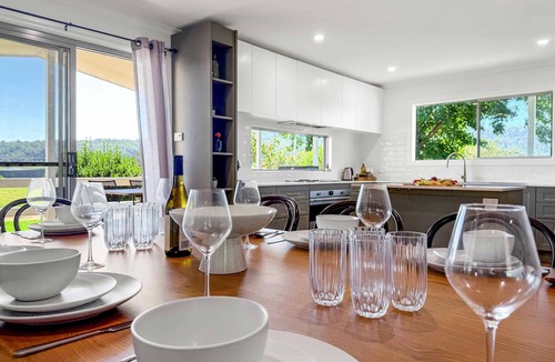 Broke Cottage | The Winegrower's Cottage - Stay, surrounded by the vines