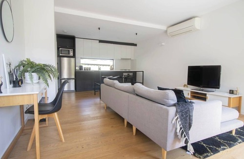 Lake Wendouree House | This house is a 2 bedroom(s), 1 bathrooms, located in Lake Wendouree, VIC.