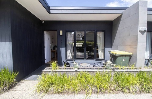 Lake Wendouree House | This house is a 2 bedroom(s), 1 bathrooms, located in Lake Wendouree, VIC.