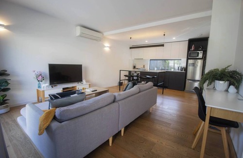 Lake Wendouree House | This house is a 2 bedroom(s), 1 bathrooms, located in Lake Wendouree, VIC.