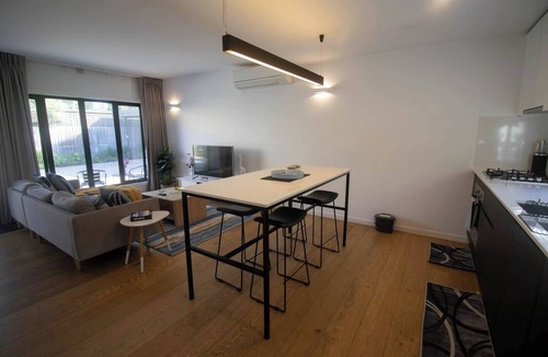 Lake Wendouree House | This house is a 2 bedroom(s), 1 bathrooms, located in Lake Wendouree, VIC.