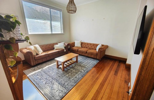 Invermay House | Three Bedrooms Hermay Cottage with Free Parking and 5 minutes drive to Launceston near museum