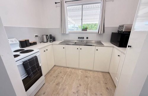 Dalrymple House | Three by the Sea-Stansbury- Close to the beach! Off Peak special available!