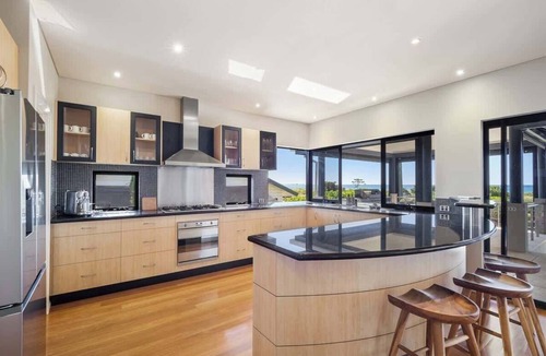 Geographe House | Tides Edge—Stunning Pool House by the Beach