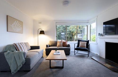 Ulverstone House | Tidy & Comfortable 2-Bed Home with Study – Close to Town