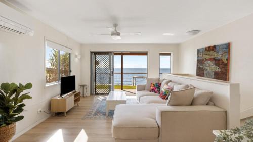 Beachmere House | Time to Drift, Time to Reset