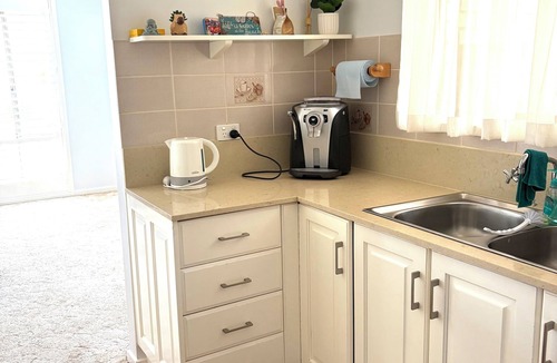 Tomakin House | Tomakin stay. Quiet and convenient. Great for short term or monthly stays.