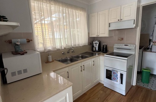 Tomakin House | Tomakin stay. Quiet and convenient. Great for short term or monthly stays.