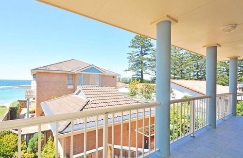 Toowoon Bay Villa | Toowoon Beach View 3br Villa 4 just steps to beach