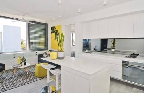 Bondi Beach Apartment | Top Floor Bondi Retreat Near Beach, Cafes & Dining
