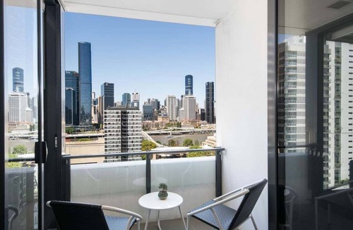 South Brisbane Apartment | Top Location Convenient City View Modern Living