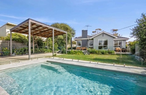 Torquay House | Torquay Springs with pool 600m to beach