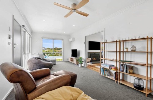 Torquay House | Torquay Springs with pool 600m to beach