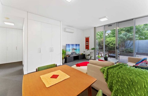 Phillip Apartment | Tranquil 1-Bed Apartment with Courtyard, Pool, BBQ