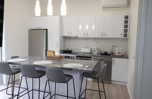 Geilston Bay Apartment | Tranquil Bush Setting Apartment Hobart 2 Bedroom. Pet friendly.