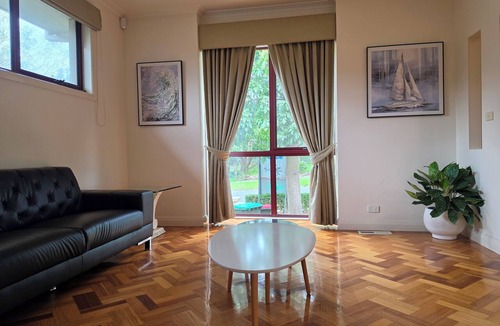 Glen Waverley House | Tranquil Home with Big TV and Fast Internet