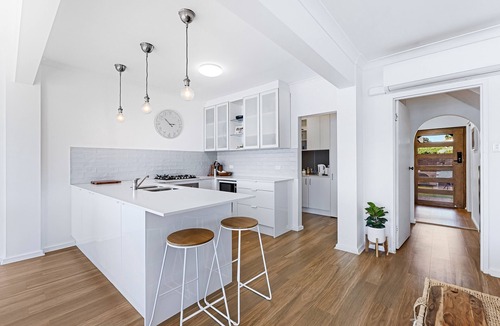 West Lakes House | Tranquil Waterfront Location