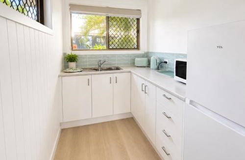 Urangan Resort | Tranquility Lakeside Villa - Resort Pool -Walk to Beach