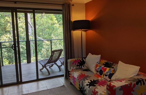 Maleny Apartment | Treetops Haven- Bushland setting a short stroll to Maleny Centre