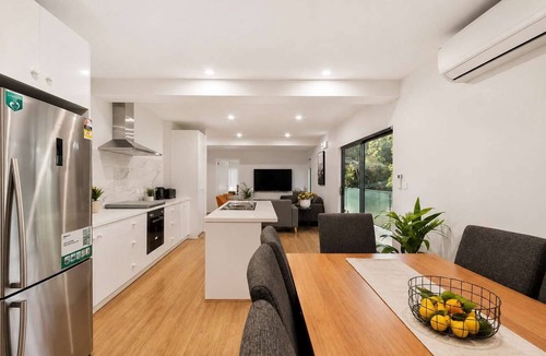 Taroona House | Treetops-Large Home 9km to CBD Sleeps 10.