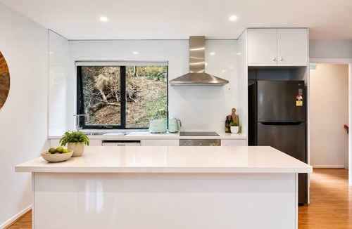 Taroona House | Treetops-Large Home 9km to CBD Sleeps 10.