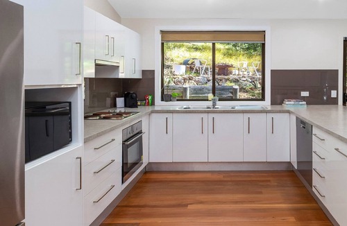 Hardys Bay House | Treetops on the Bay by HolidayCo.