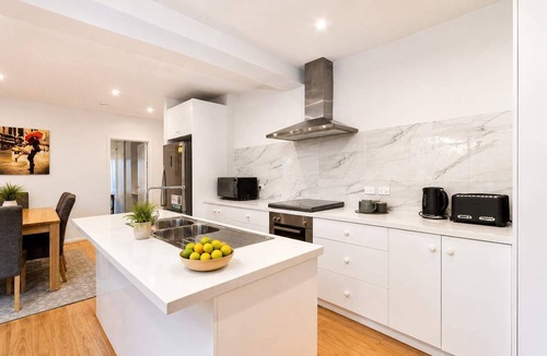 Taroona House | "Treetops Retreat" Sleeps 10, 3 Baths - Peaceful.