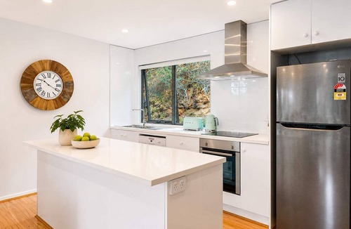 Taroona House | "Treetops Retreat" Sleeps 10, 3 Baths - Peaceful.