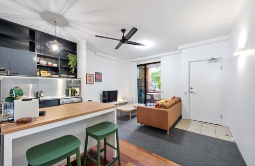 Teneriffe Apartment | Trendy Teneriffe! ~ 1Bed, 1Bath, 1Car, Balconies