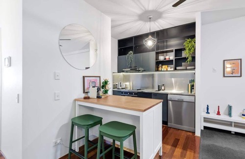 Teneriffe Apartment | Trendy Teneriffe! ~ 1Bed, 1Bath, 1Car, Balconies
