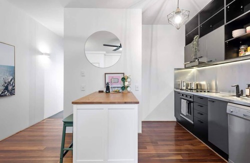 Teneriffe Apartment | Trendy Teneriffe! ~ 1Bed, 1Bath, 1Car, Balconies