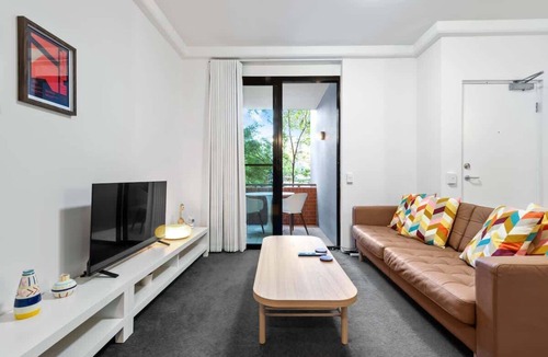 Teneriffe Apartment | Trendy Teneriffe! ~ 1Bed, 1Bath, 1Car, Balconies